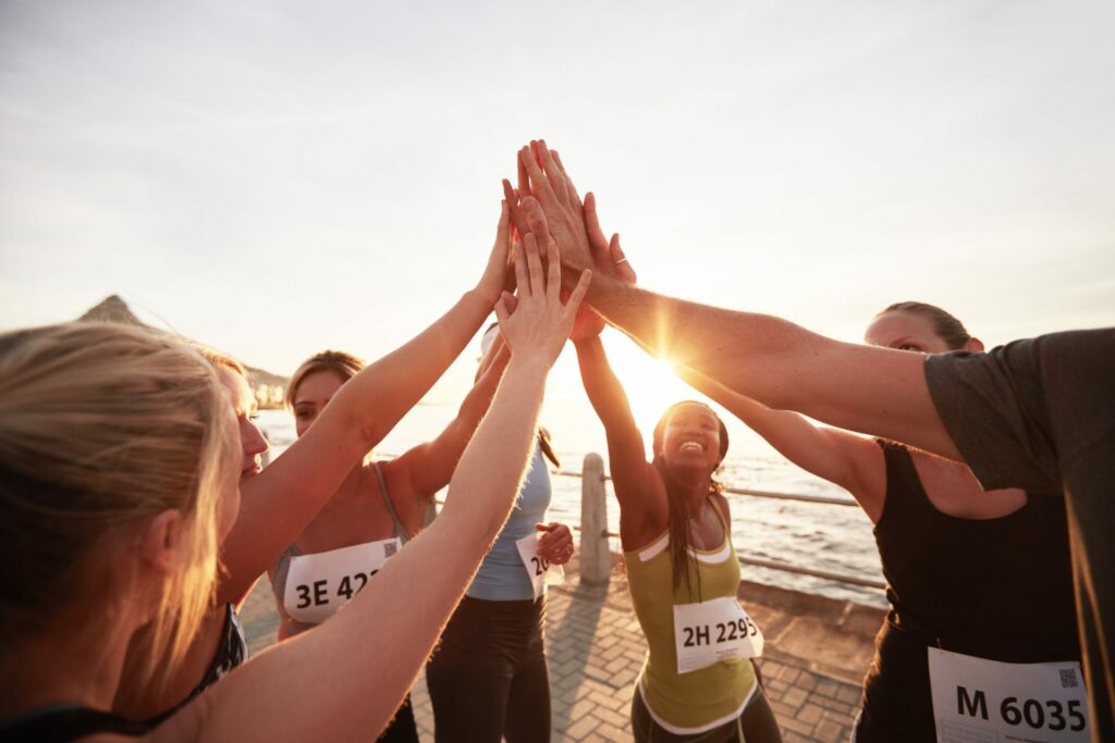 Coureurs partageant un moment de convivialité