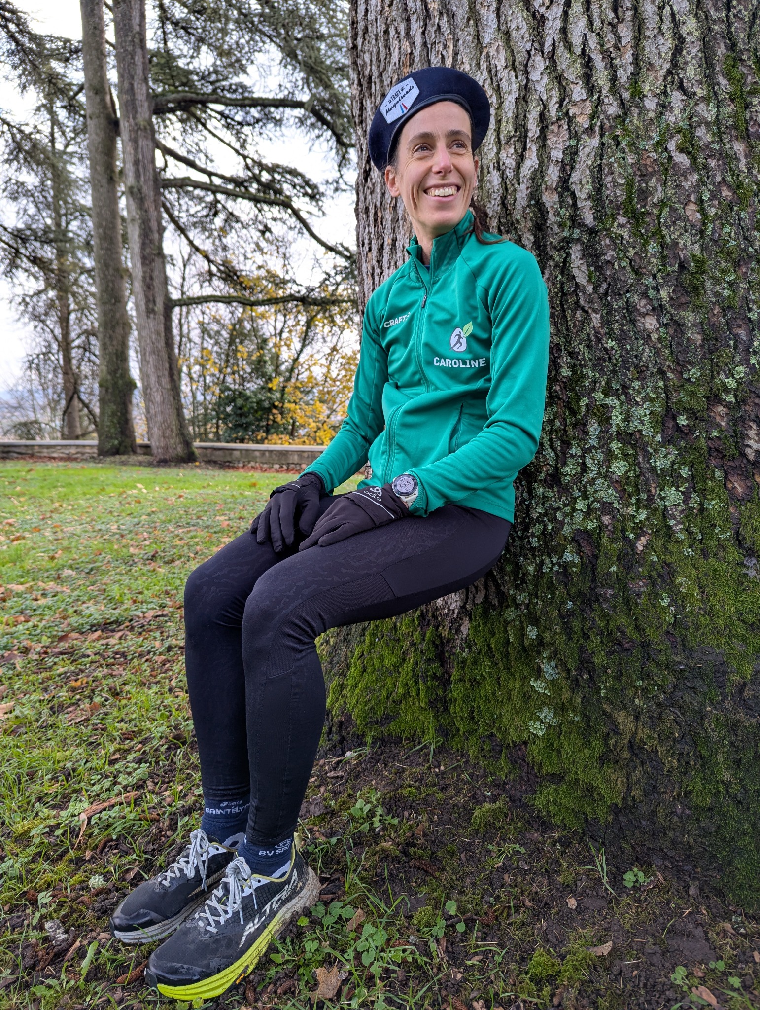 Caroline en position de chaise contre un arbre