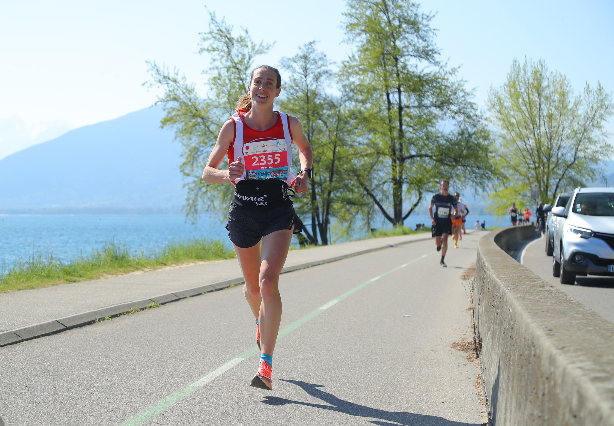 Caroline courant en short sur marathon