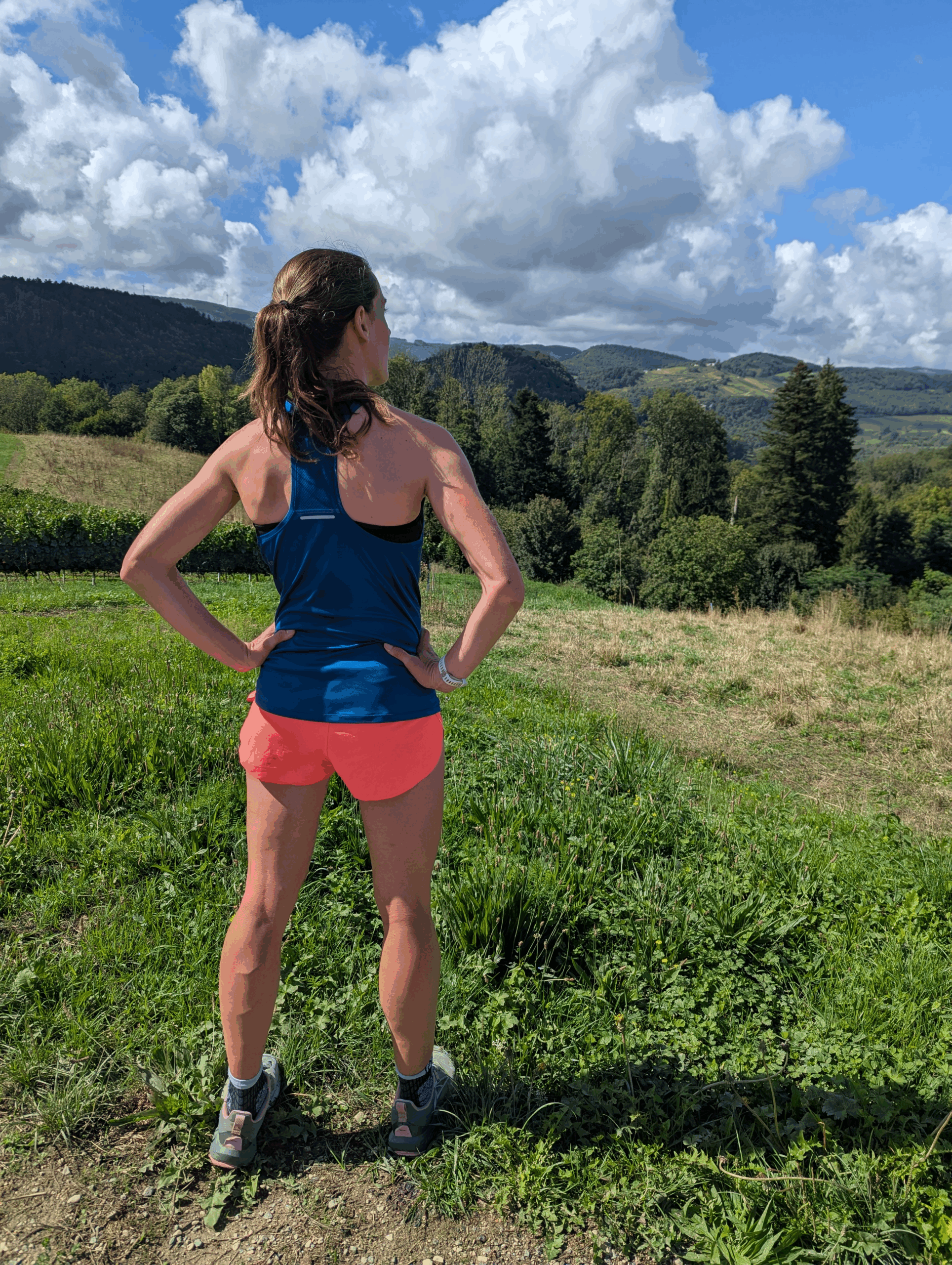 Coureuse face aux montagnes